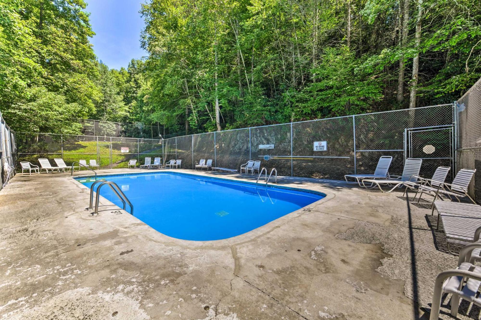 With Game Room, Hot Tub And Mtn Views Holiday home Gatlinburg
