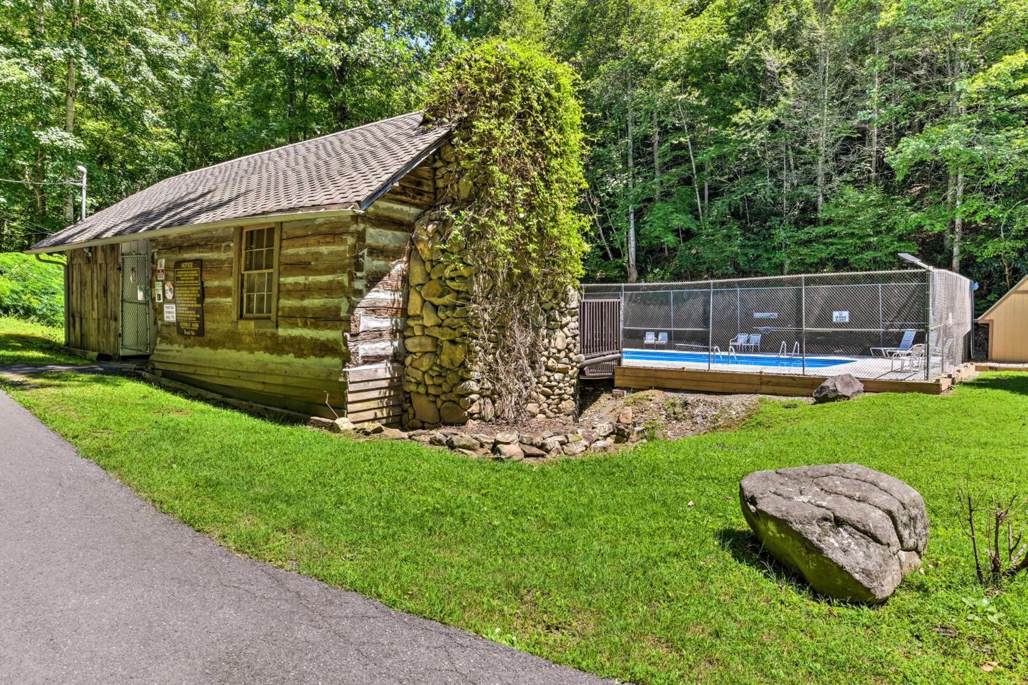 With Game Room, Hot Tub And Mtn Views Gatlinburg