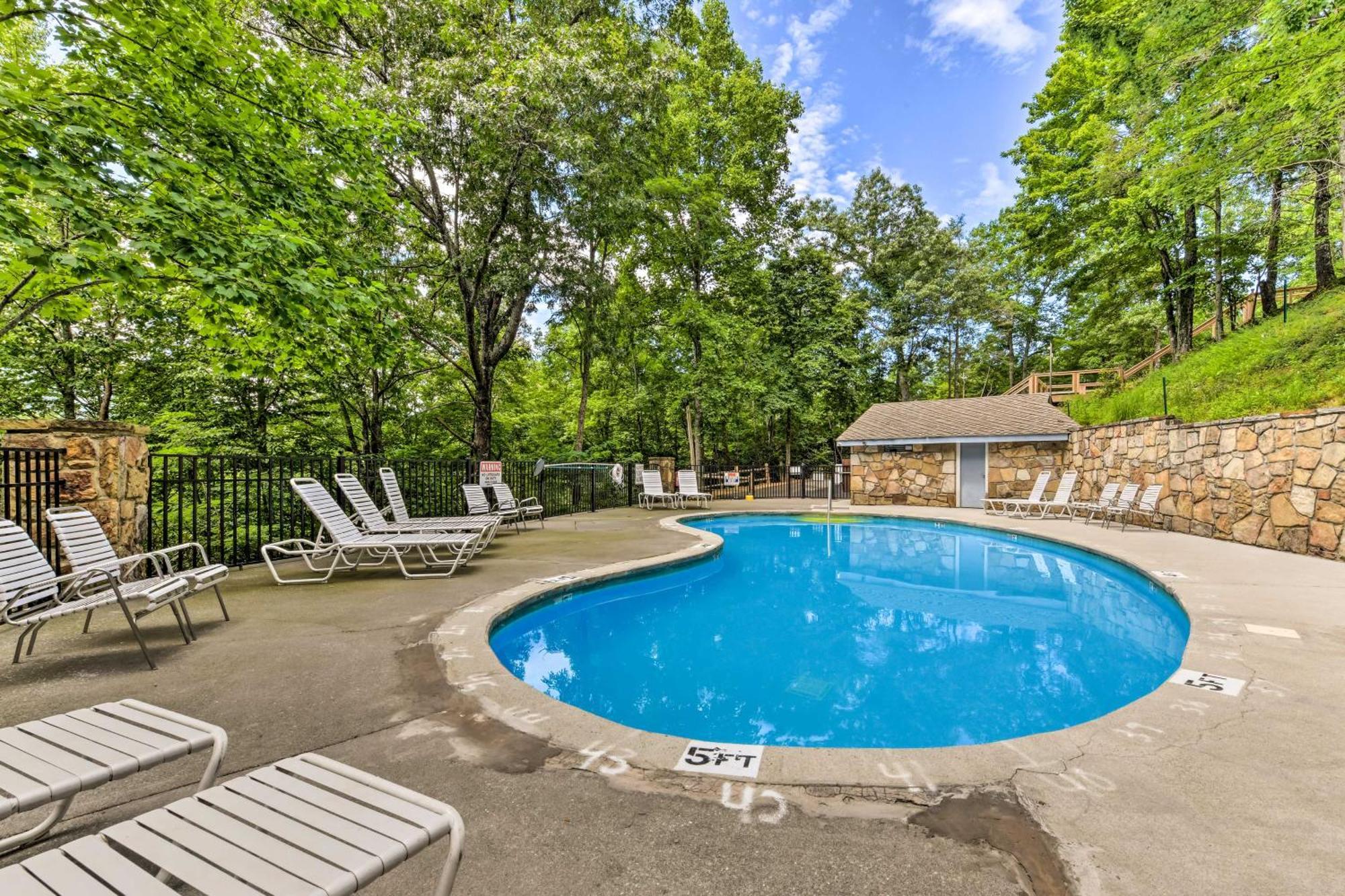 With Game Room, Hot Tub And Mtn Views Holiday home Gatlinburg