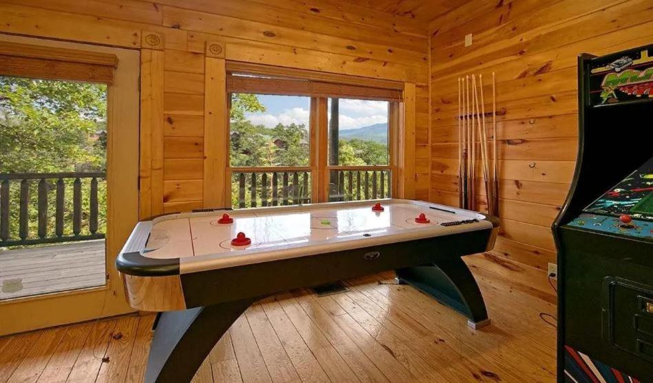 Holiday home Perfect Getaway- Game Room, Mini Golf Course, Hot Tub, Pool Access Gatlinburg