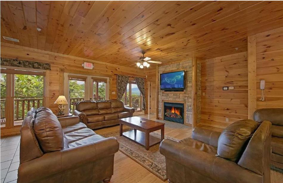 Perfect Getaway- Game Room, Mini Golf Course, Hot Tub, Pool Access * Gatlinburg
