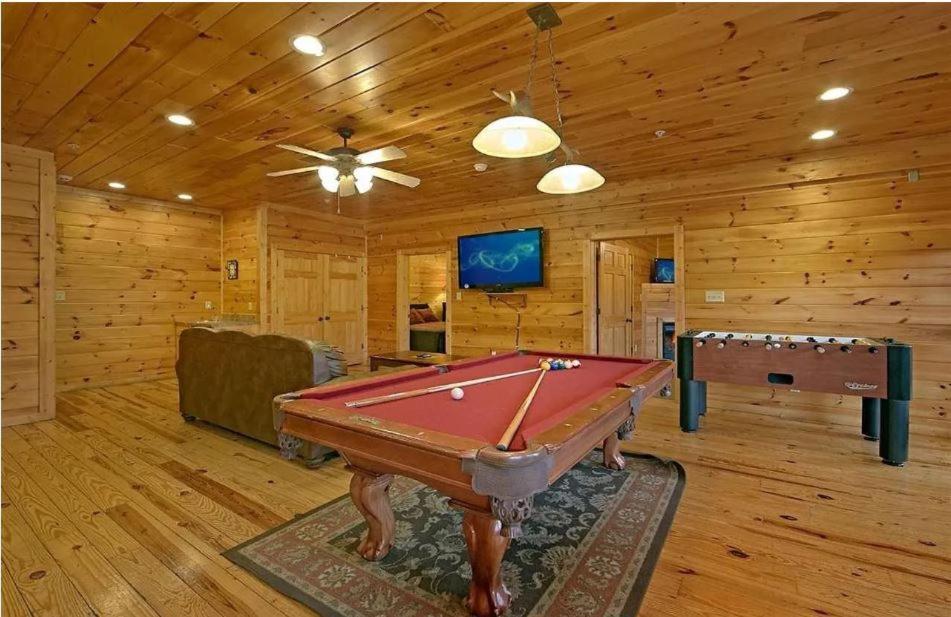 Holiday home Perfect Getaway- Game Room, Mini Golf Course, Hot Tub, Pool Access