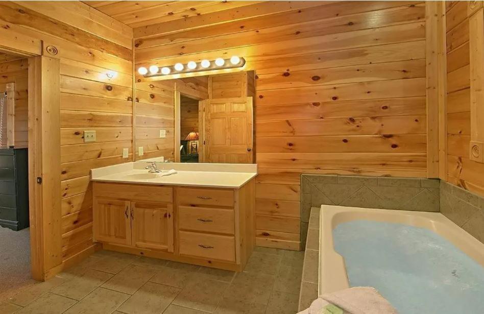 Perfect Getaway- Game Room, Mini Golf Course, Hot Tub, Pool Access *