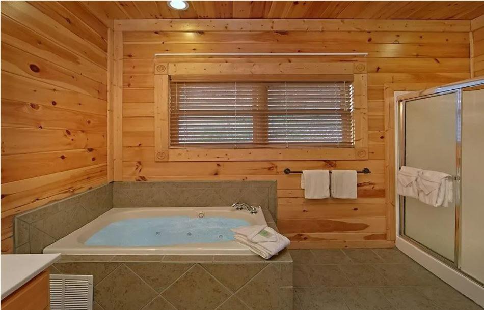Perfect Getaway- Game Room, Mini Golf Course, Hot Tub, Pool Access