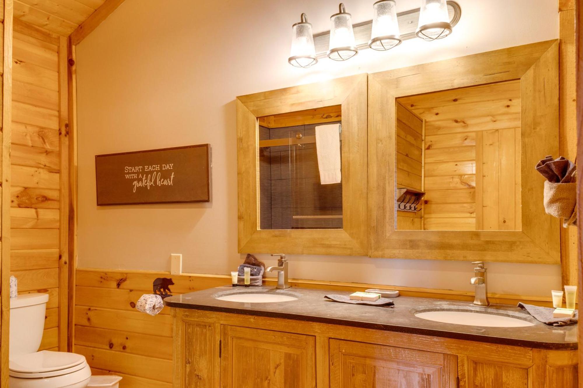 Spacious With Hot Tub And Game Room! Gatlinburg