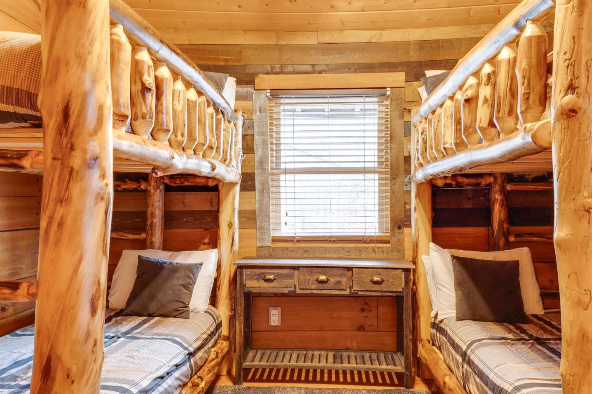 Holiday home Spacious With Hot Tub And Game Room!