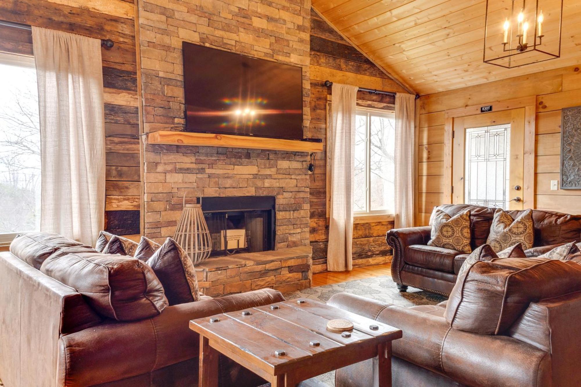 Spacious With Hot Tub And Game Room! Holiday home