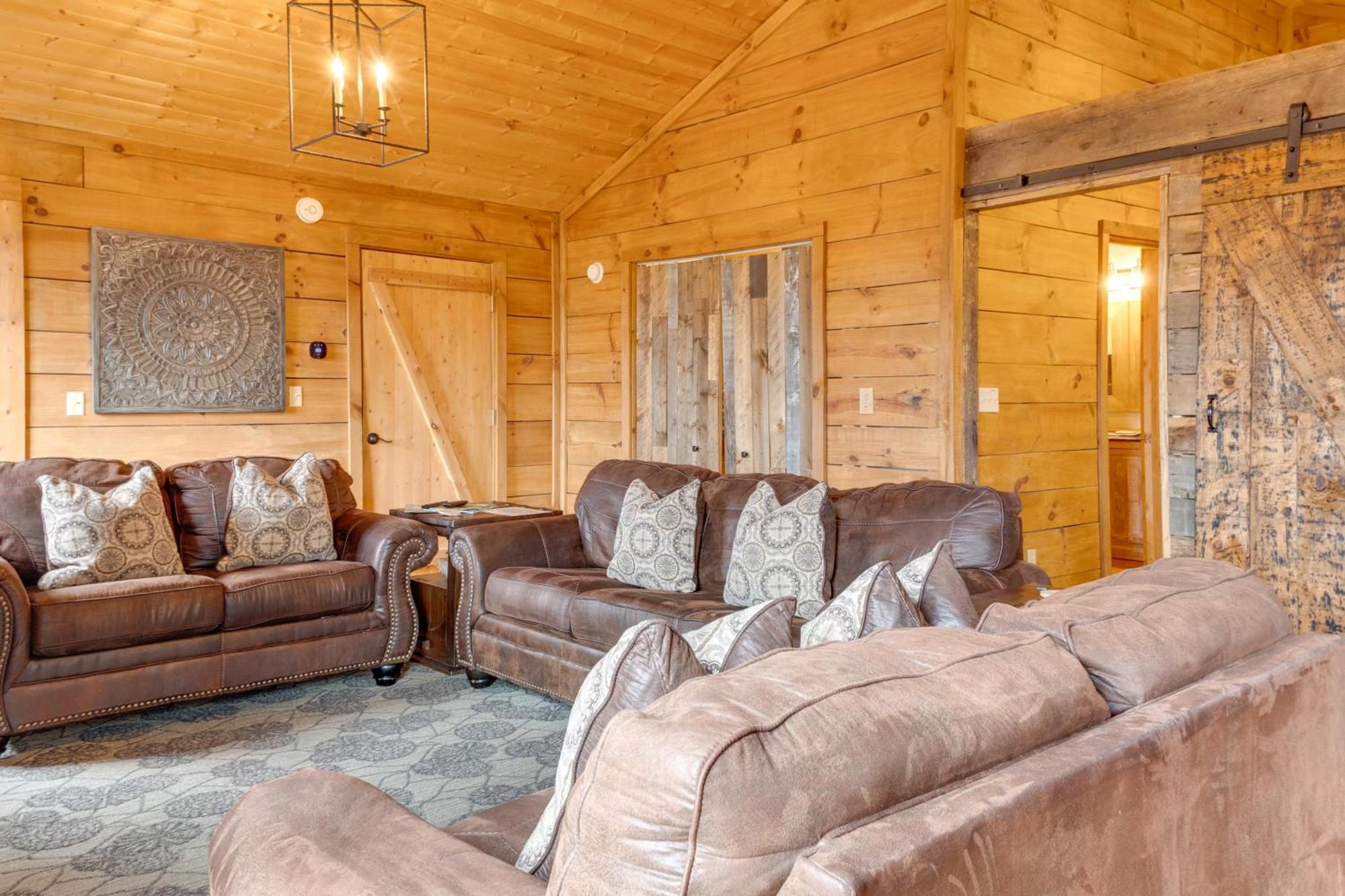 Spacious With Hot Tub And Game Room!
