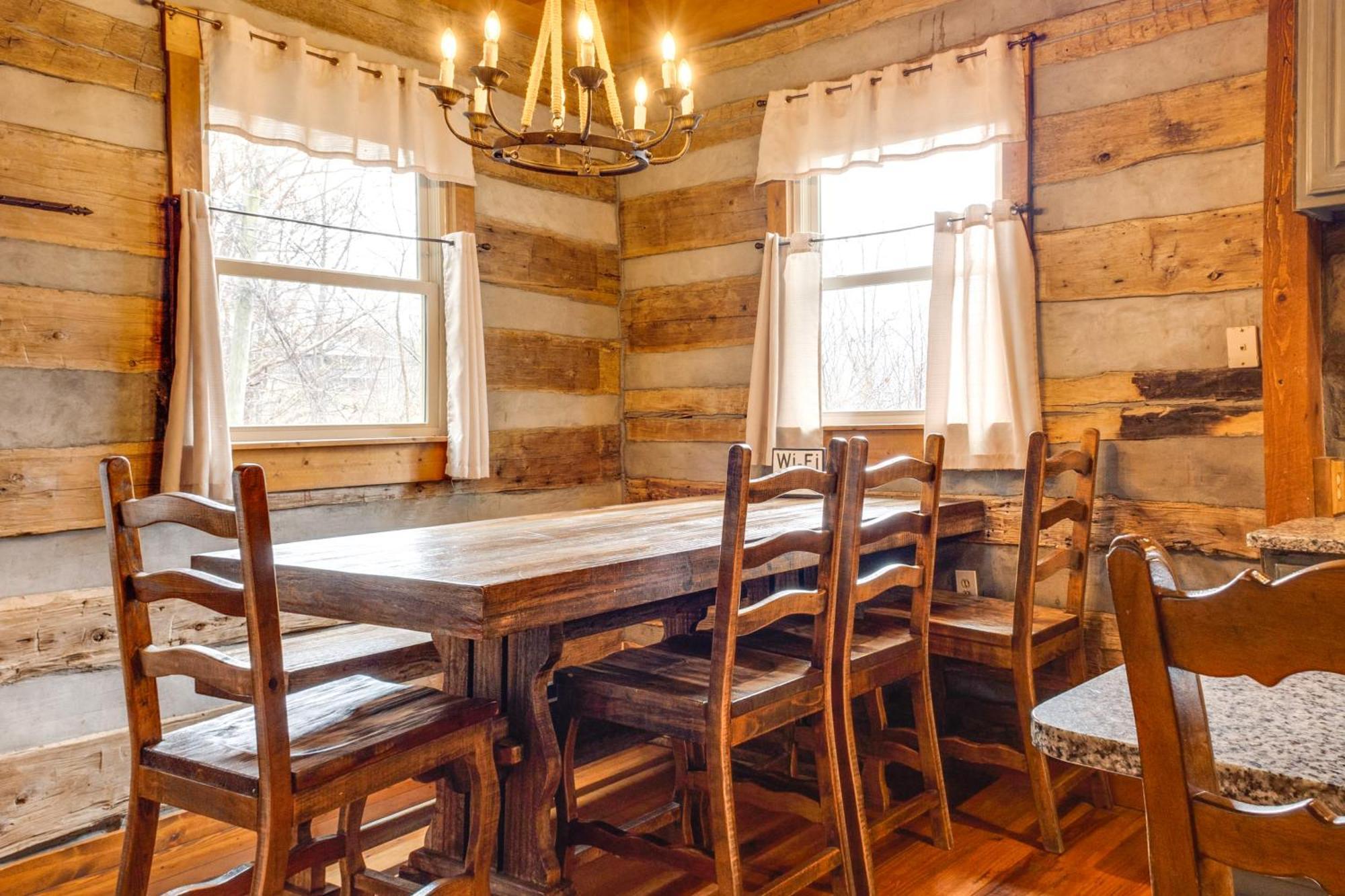 Spacious With Hot Tub And Game Room! Holiday home
