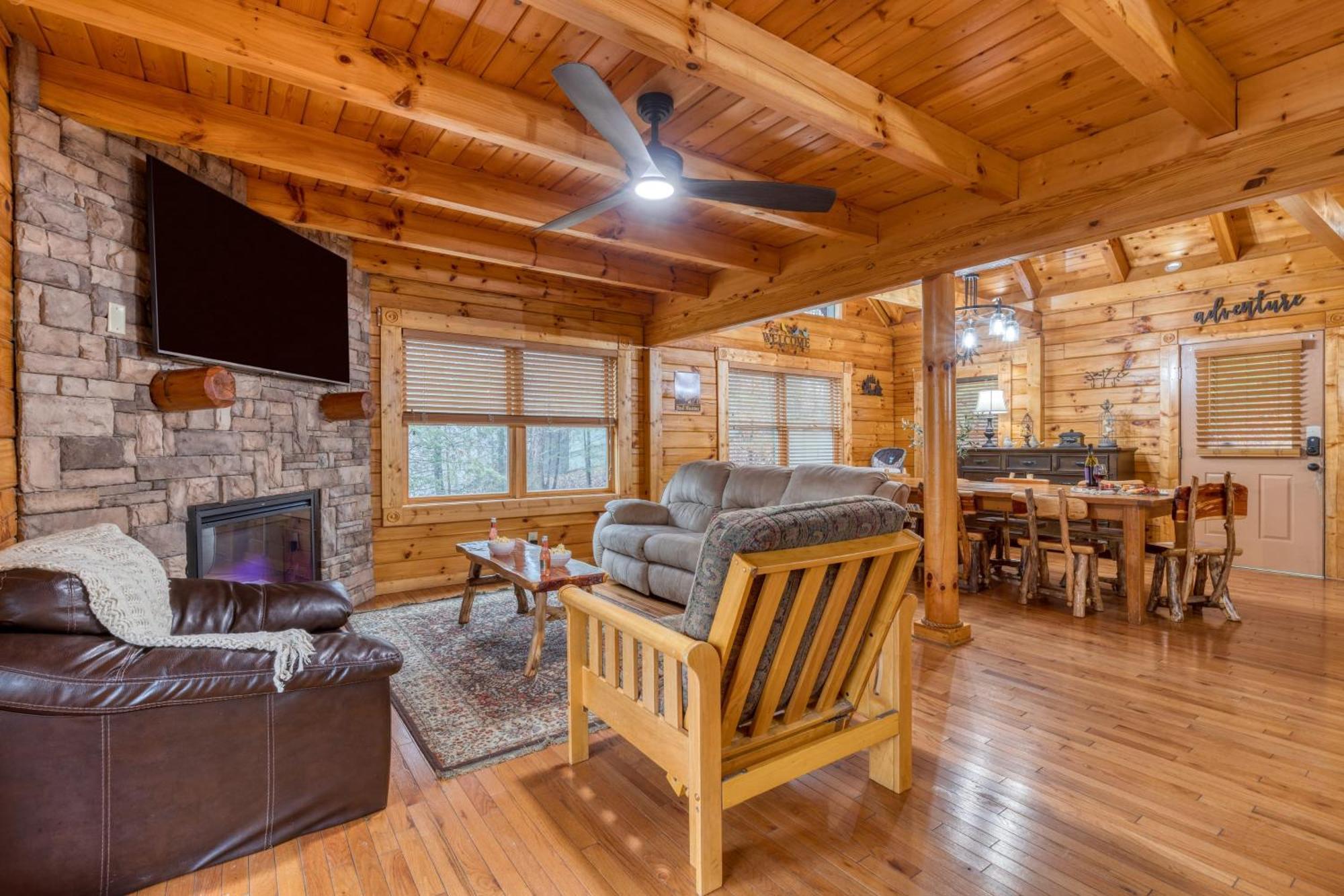 The Big Easy Spacious Mountain Retreat Hot Tub Deck Premier Location Gatlinburg