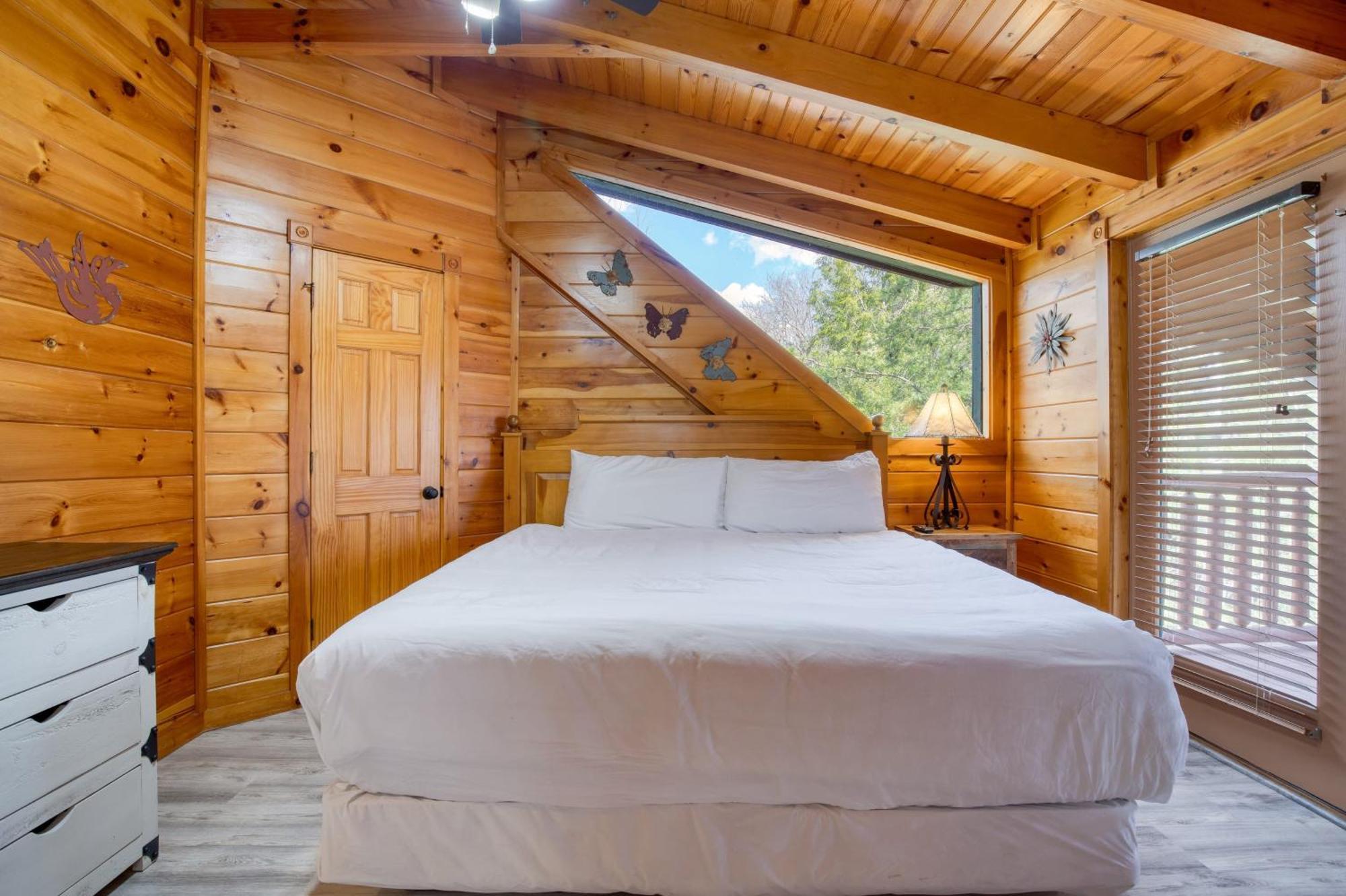 The Big Easy Spacious Mountain Retreat Hot Tub Deck Premier Location