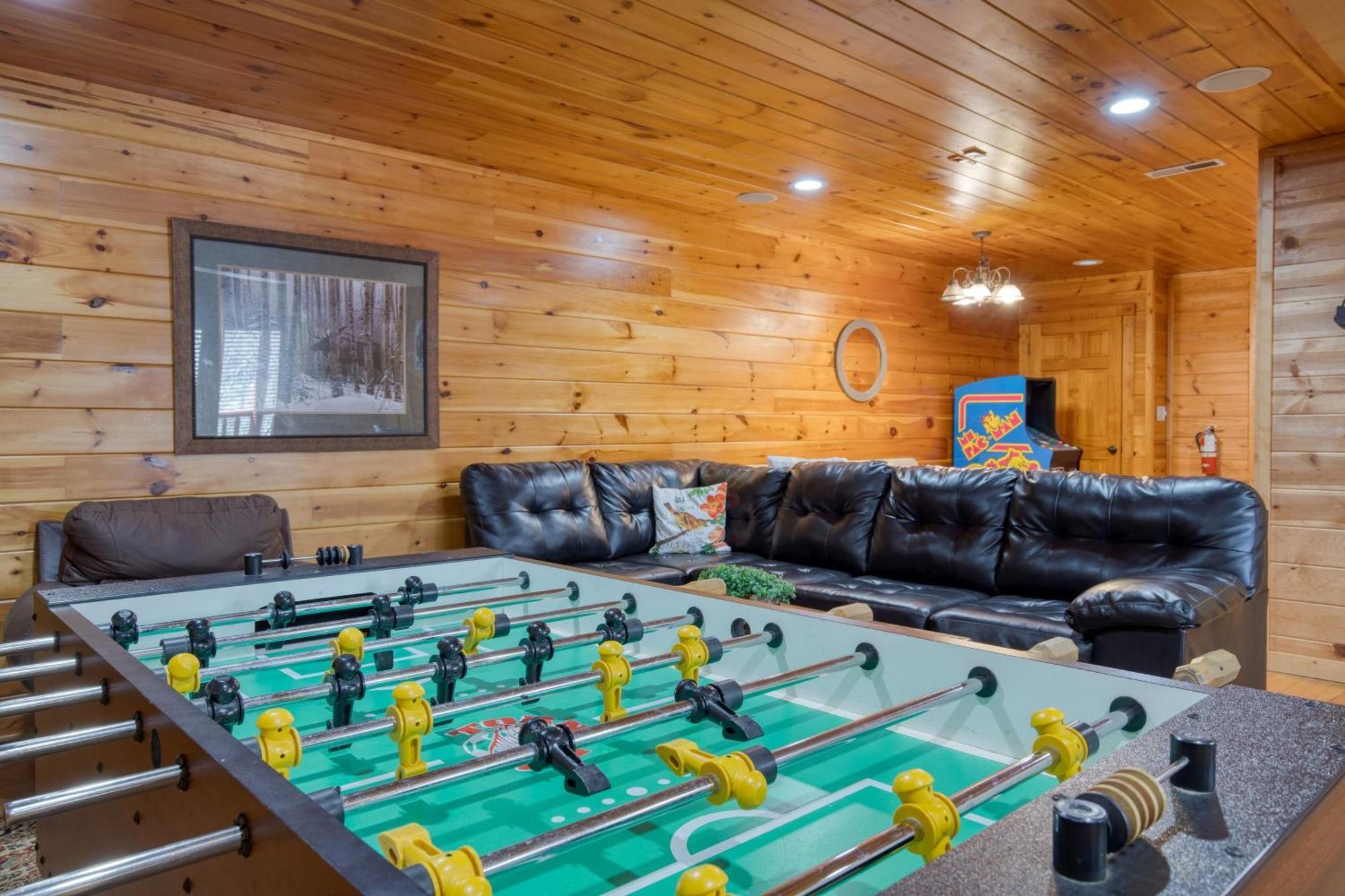 The Big Easy Spacious Mountain Retreat Hot Tub Deck Premier Location Holiday home Gatlinburg
