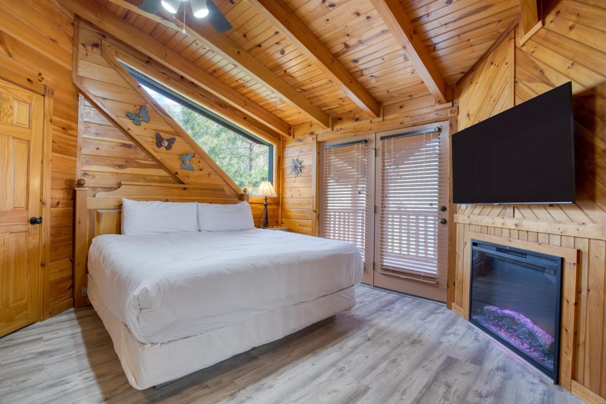 The Big Easy Spacious Mountain Retreat Hot Tub Deck Premier Location *