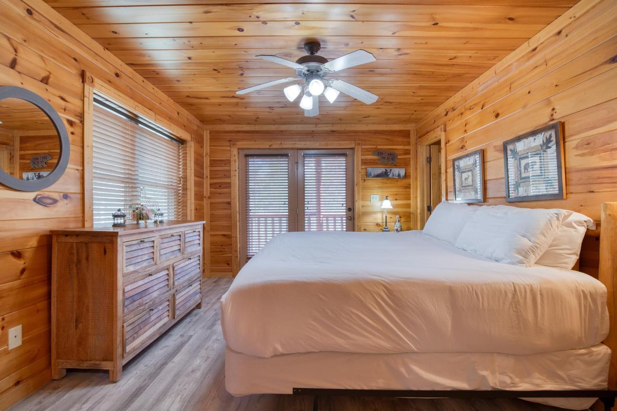 The Big Easy Spacious Mountain Retreat Hot Tub Deck Premier Location Holiday home *