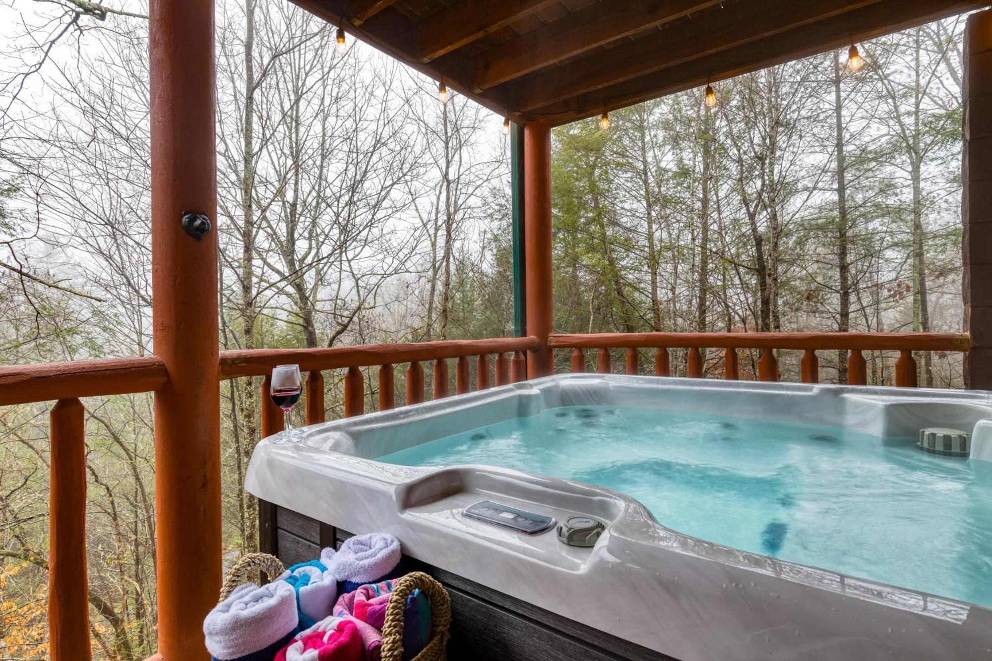 The Big Easy Spacious Mountain Retreat Hot Tub Deck Premier Location Holiday home Gatlinburg