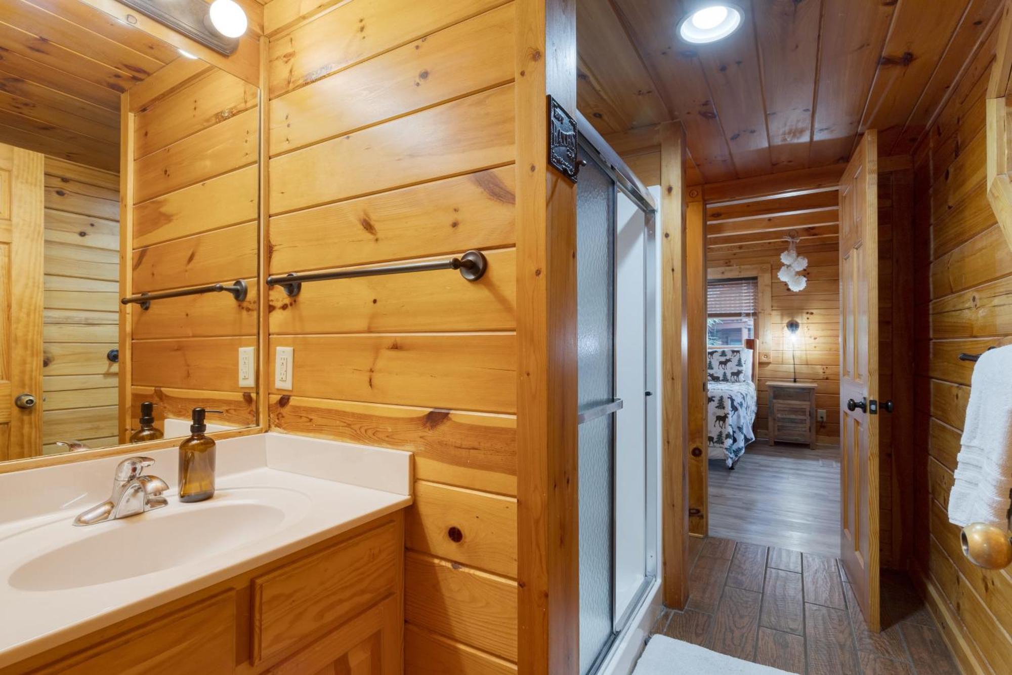 The Big Easy Spacious Mountain Retreat Hot Tub Deck Premier Location *