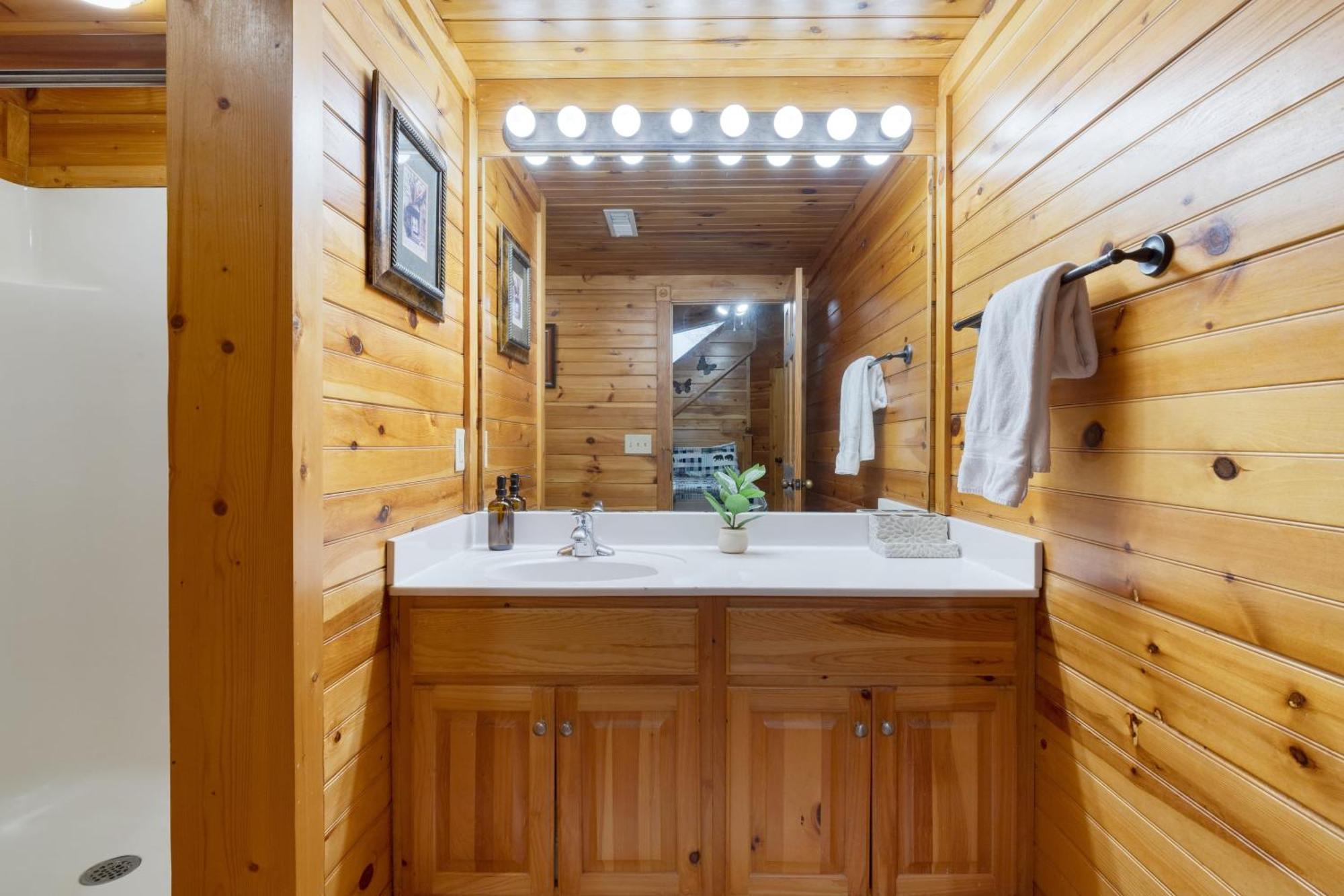 The Big Easy Spacious Mountain Retreat Hot Tub Deck Premier Location Gatlinburg