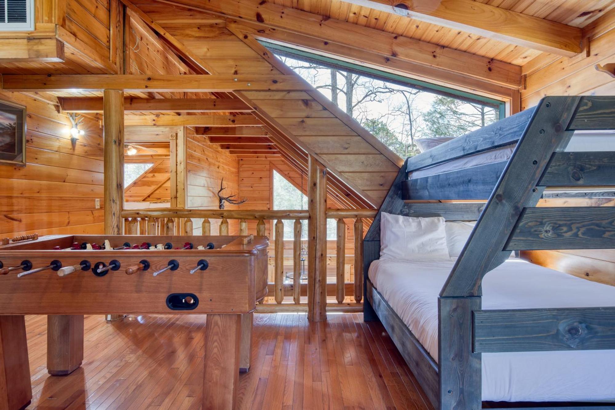 The Big Easy Spacious Mountain Retreat Hot Tub Deck Premier Location Holiday home Gatlinburg