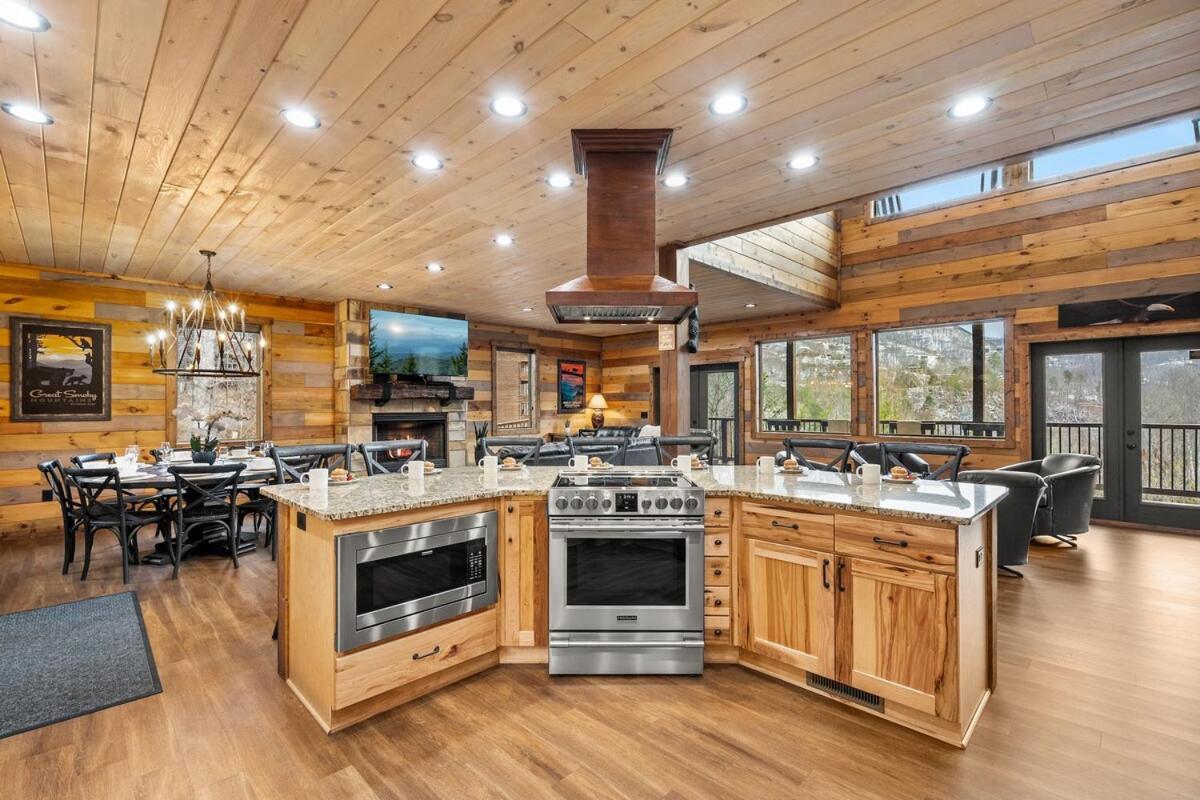 Holiday home Beautiful 15 Person 1 Mile To Dt Tn Gatlinburg
