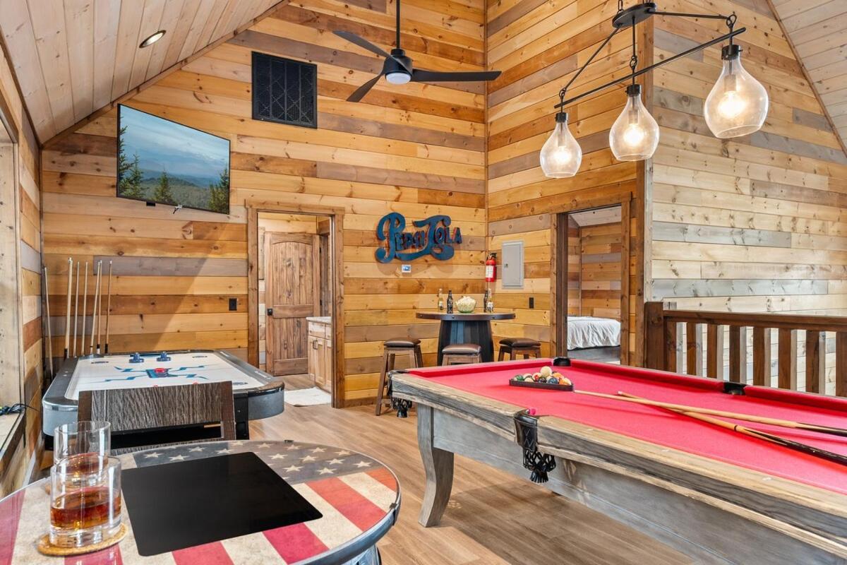 Beautiful 15 Person 1 Mile To Dt Tn Holiday home Gatlinburg