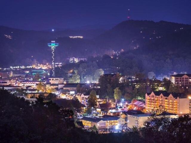 Beautiful 15 Person 1 Mile To Dt Tn Holiday home Gatlinburg