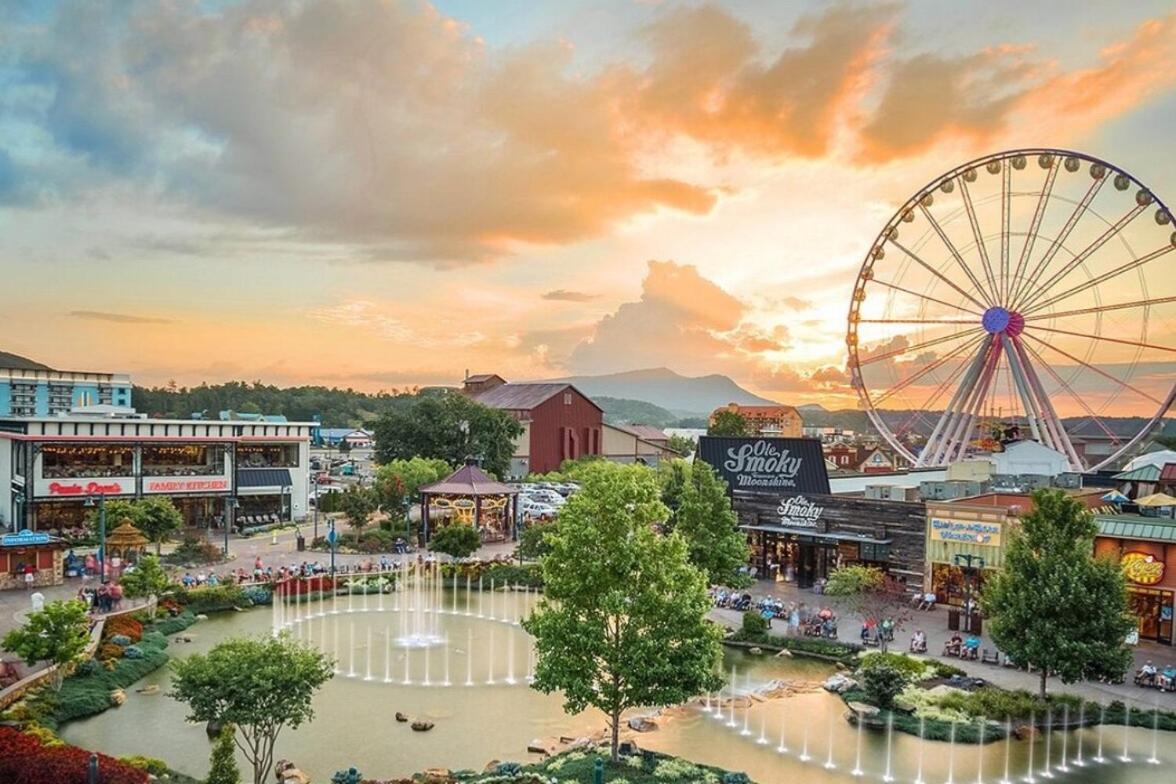 Beautiful 15 Person 1 Mile To Dt Tn Gatlinburg