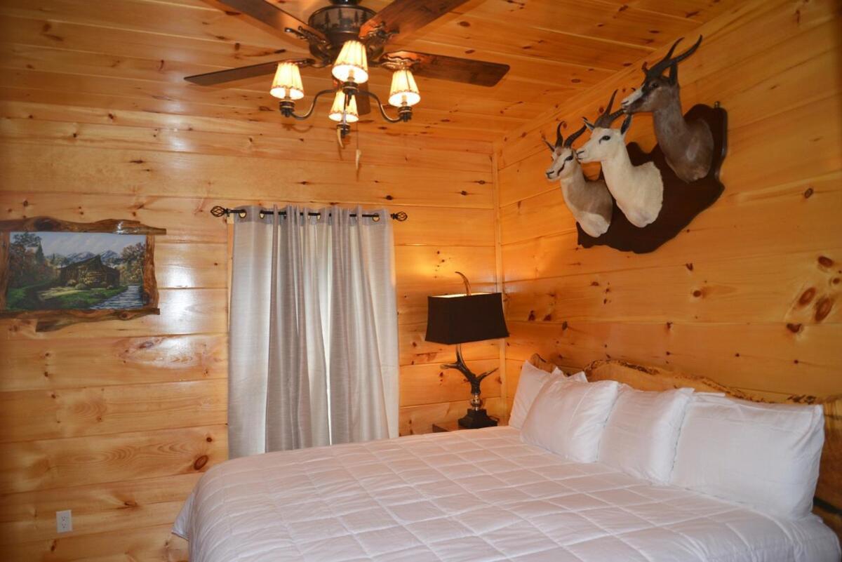 Luxury Five Bedroom Steps To Downtown Holiday home *