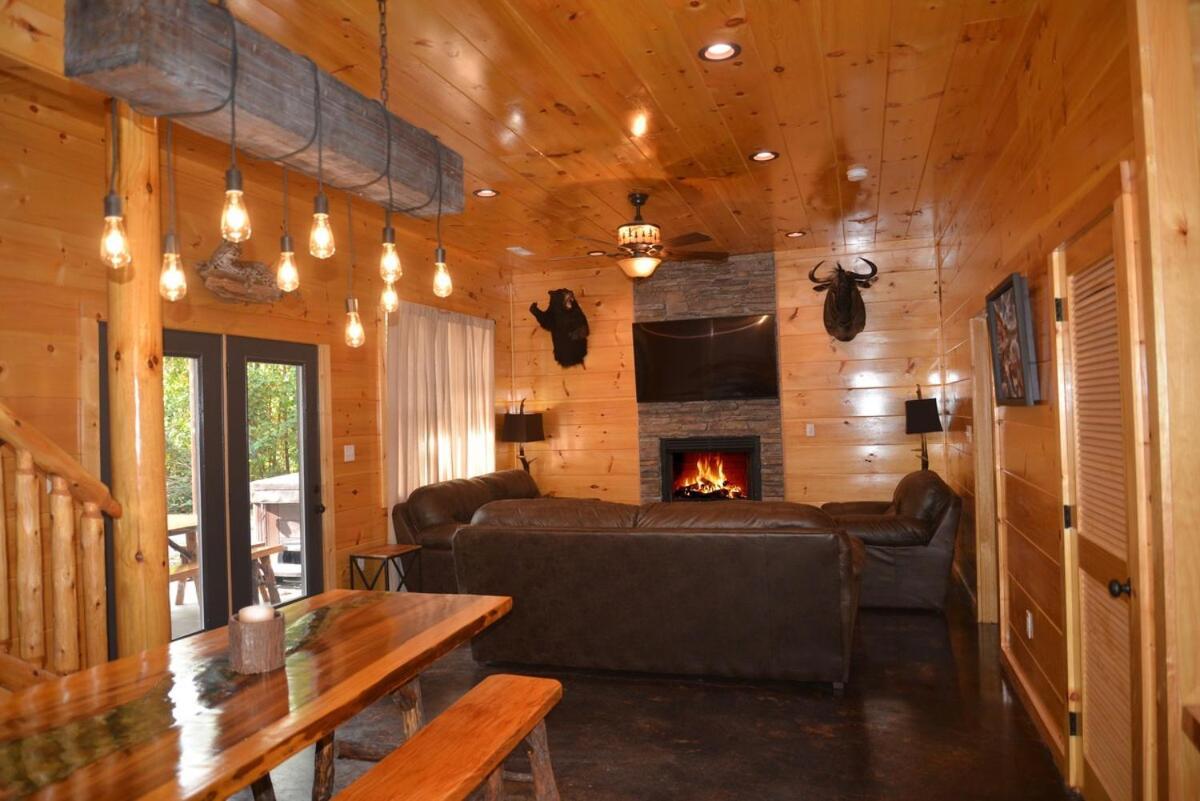 Luxury Five Bedroom Steps To Downtown Holiday home Gatlinburg