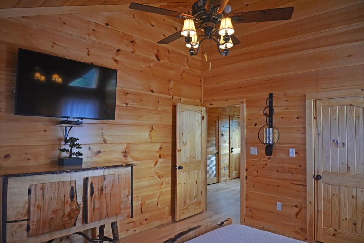 Luxury Five Bedroom Steps To Downtown Gatlinburg