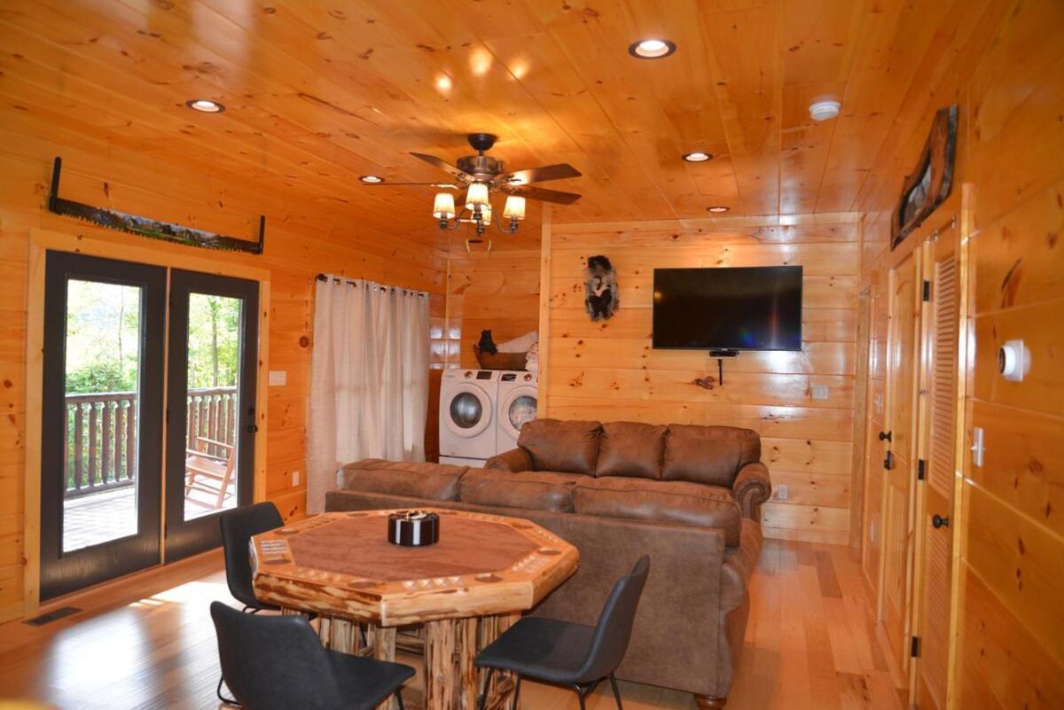 Luxury Five Bedroom Steps To Downtown Holiday home *