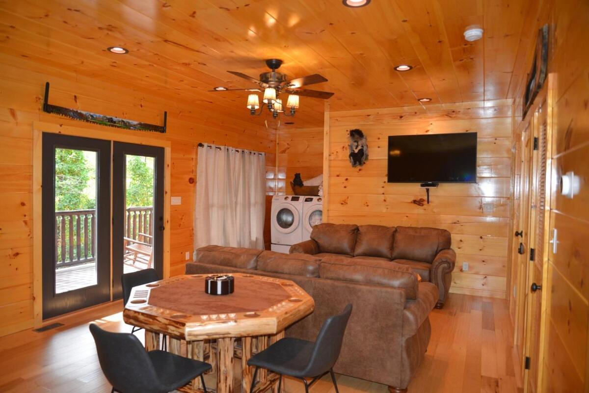 Luxury Five Bedroom Steps To Downtown Holiday home Gatlinburg
