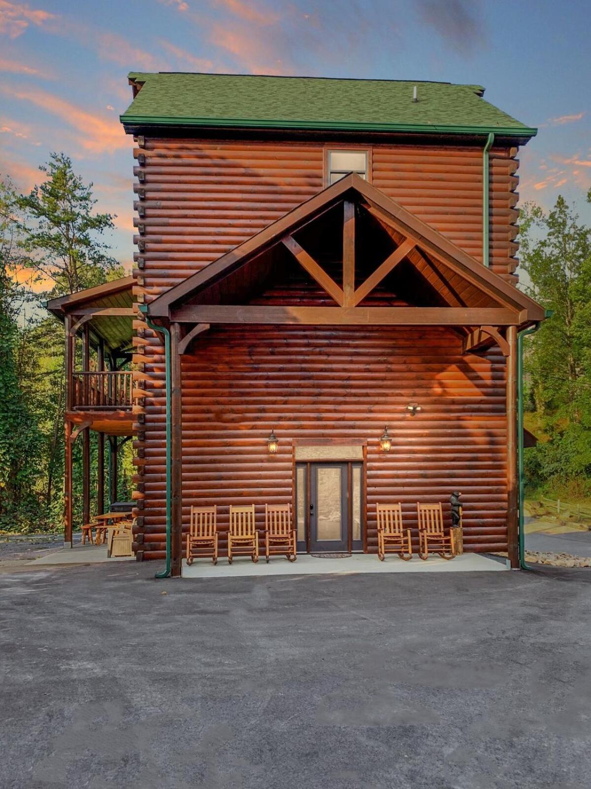 Holiday home Luxury Five Bedroom Steps To Downtown Gatlinburg