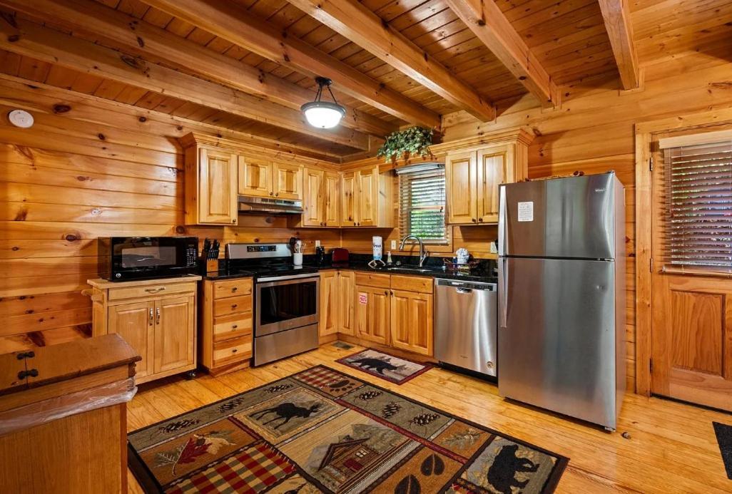 3 Bedroom Near Arts And Crafts District- Hot Tub On A Screened In Porch! Holiday home Gatlinburg