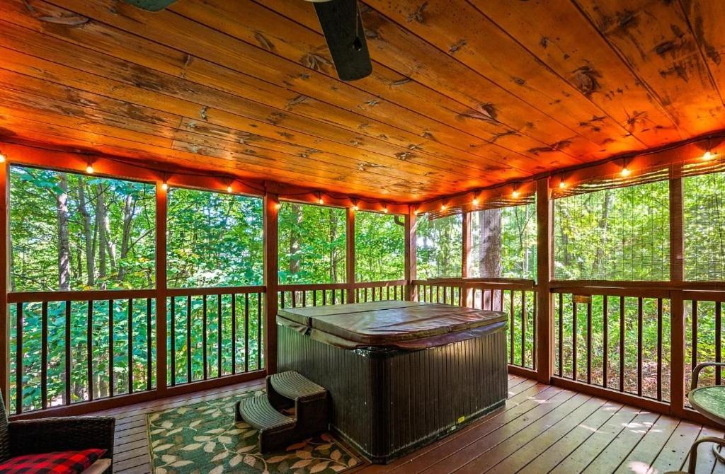 3 Bedroom Near Arts And Crafts District- Hot Tub On A Screened In Porch! Holiday home Gatlinburg
