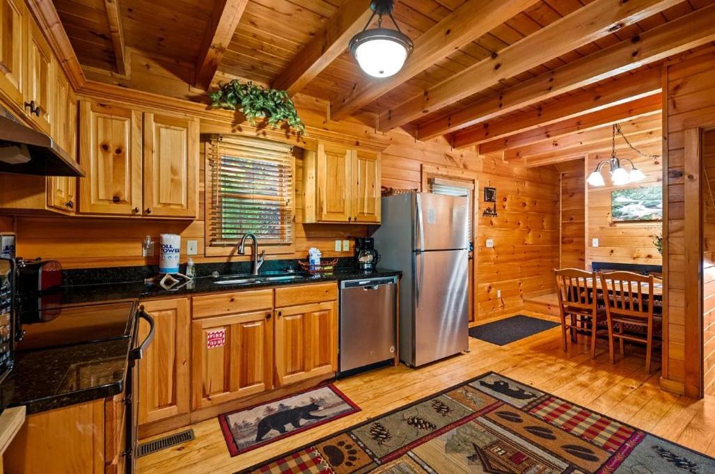 3 Bedroom Near Arts And Crafts District- Hot Tub On A Screened In Porch! Gatlinburg