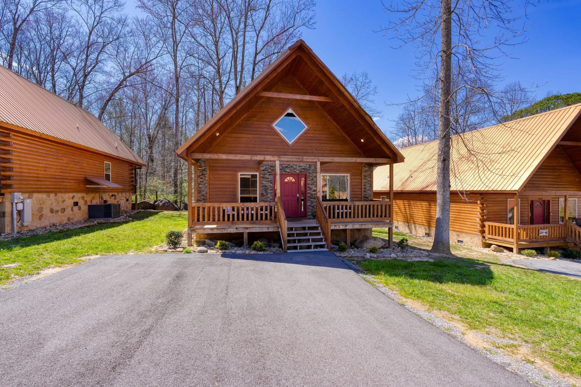 Holiday home Hot Tub Foosball Poolgymtennis Access Chill'n In The Smokies By Avantstay