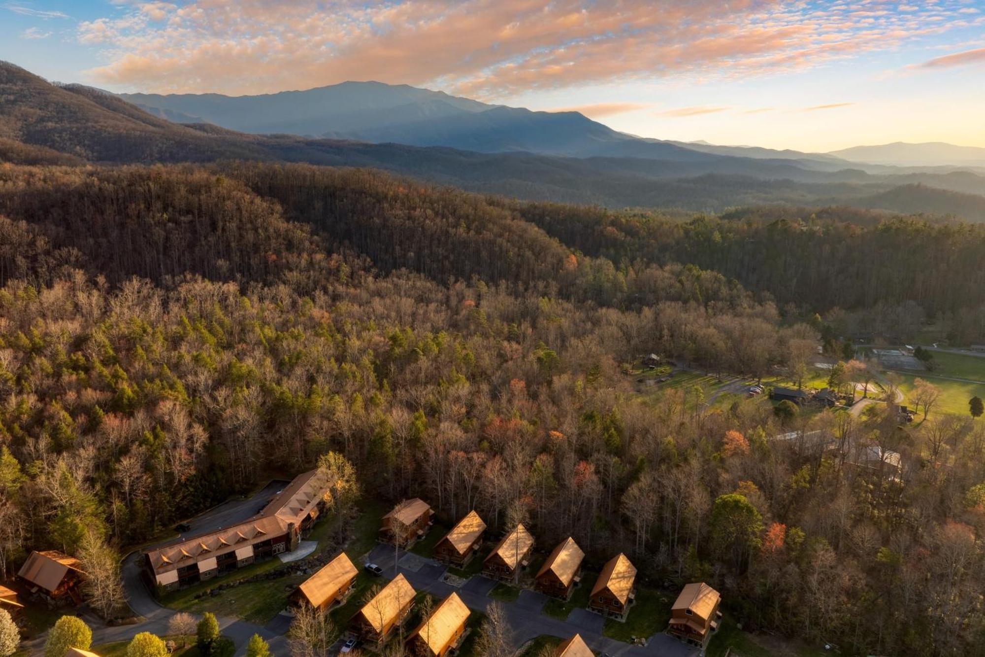 Hot Tub Foosball Poolgymtennis Access Chill'n In The Smokies By Avantstay Holiday home *