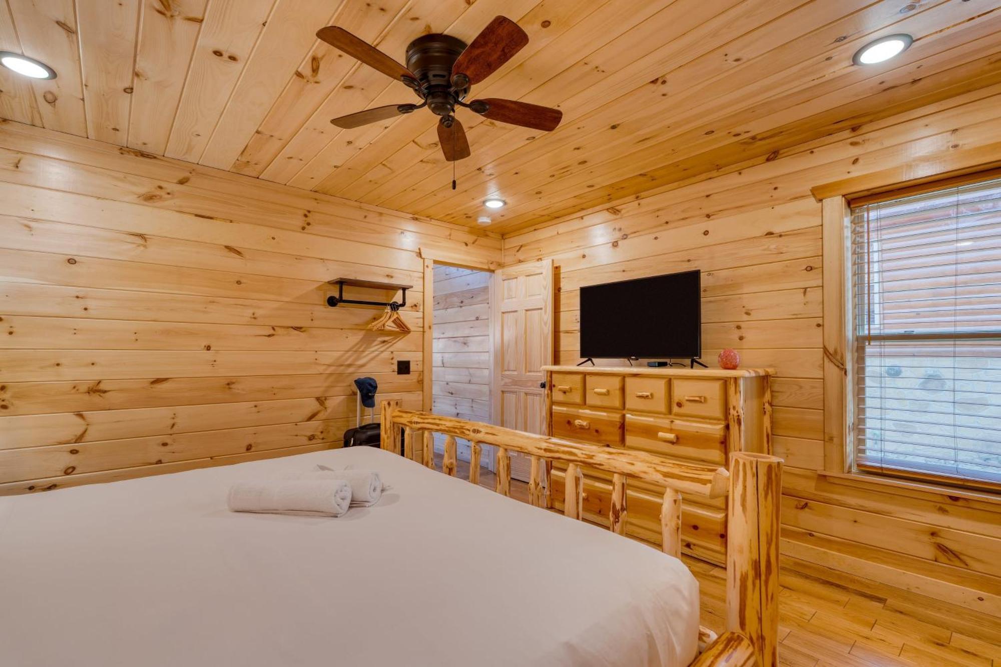 Holiday home Hot Tub Foosball Poolgymtennis Access Chill'n In The Smokies By Avantstay