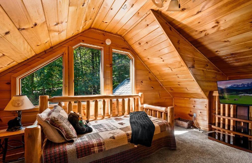 Holiday home 3 Bedroom Near Arts And Crafts District- Hot Tub On A Screened In Porch!
