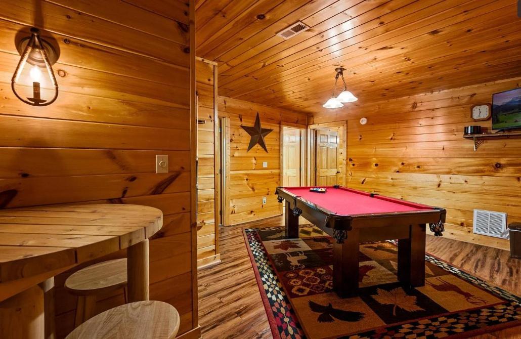 3 Bedroom Near Arts And Crafts District- Hot Tub On A Screened In Porch! Holiday home Gatlinburg