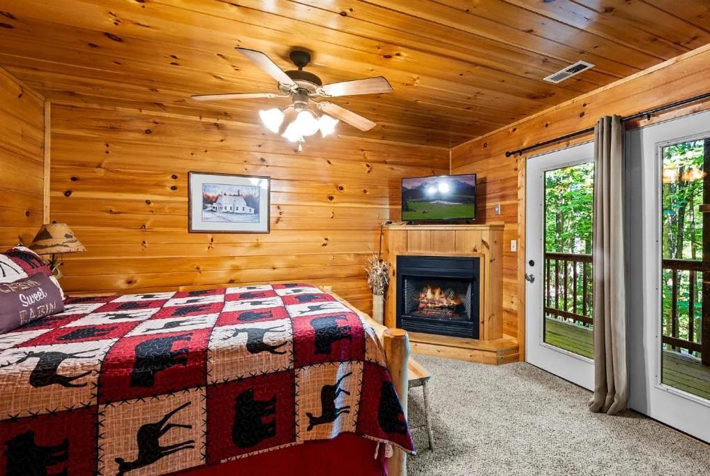 Holiday home 3 Bedroom Near Arts And Crafts District- Hot Tub On A Screened In Porch! *