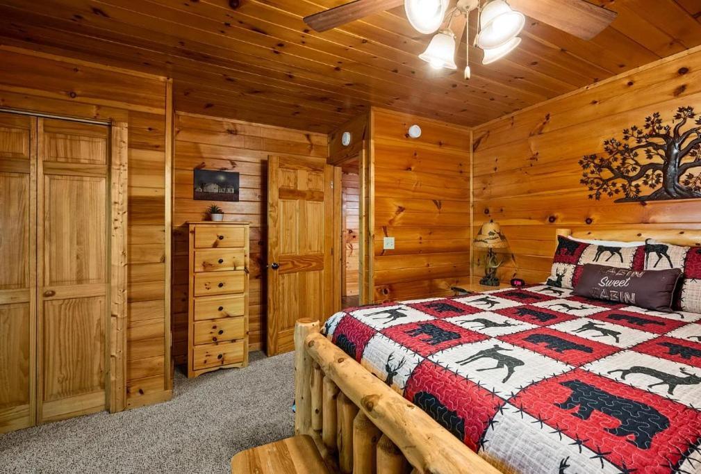3 Bedroom Near Arts And Crafts District- Hot Tub On A Screened In Porch! Holiday home Gatlinburg