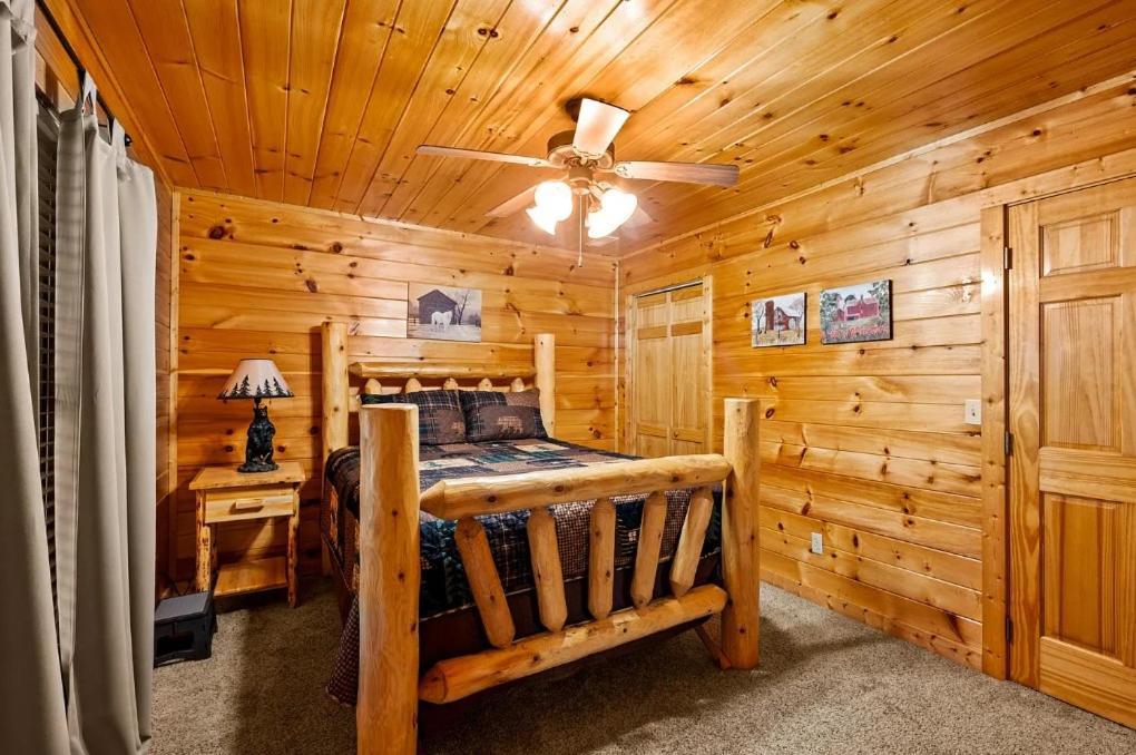 3 Bedroom Near Arts And Crafts District- Hot Tub On A Screened In Porch! * Gatlinburg