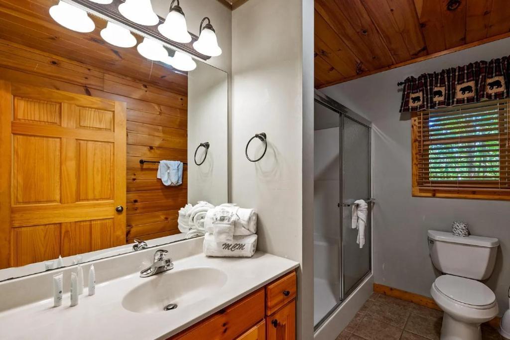 3 Bedroom Near Arts And Crafts District- Hot Tub On A Screened In Porch! Holiday home *