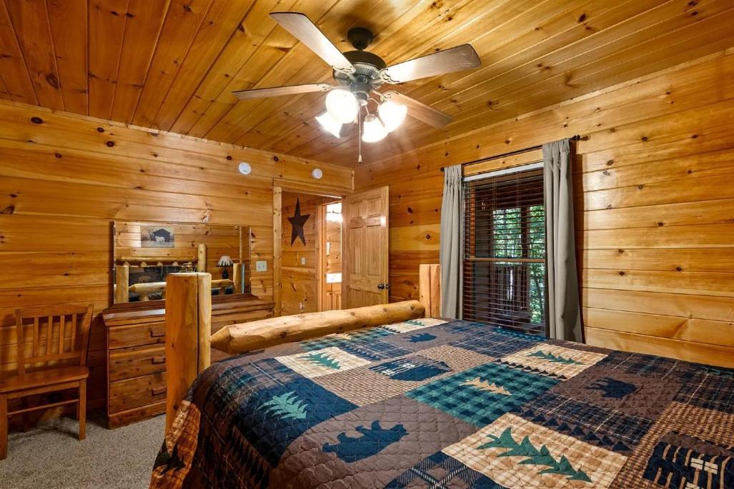 3 Bedroom Near Arts And Crafts District- Hot Tub On A Screened In Porch! Holiday home Gatlinburg