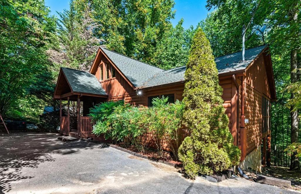 Holiday home 3 Bedroom Near Arts And Crafts District- Hot Tub On A Screened In Porch! Gatlinburg