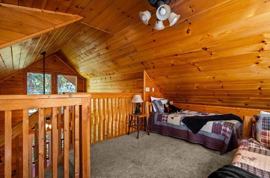 3 Bedroom Near Arts And Crafts District- Hot Tub On A Screened In Porch! Holiday home