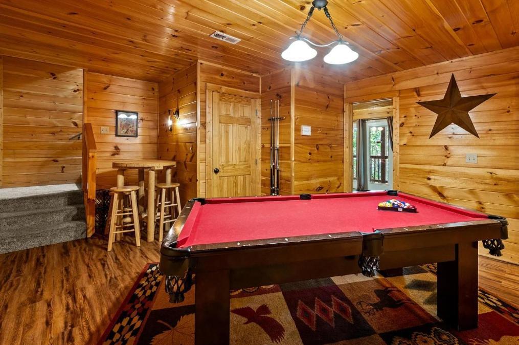 Holiday home 3 Bedroom Near Arts And Crafts District- Hot Tub On A Screened In Porch!