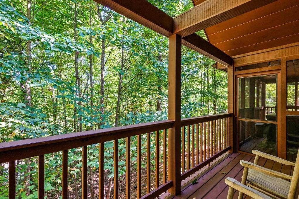 Holiday home 3 Bedroom Near Arts And Crafts District- Hot Tub On A Screened In Porch! Gatlinburg
