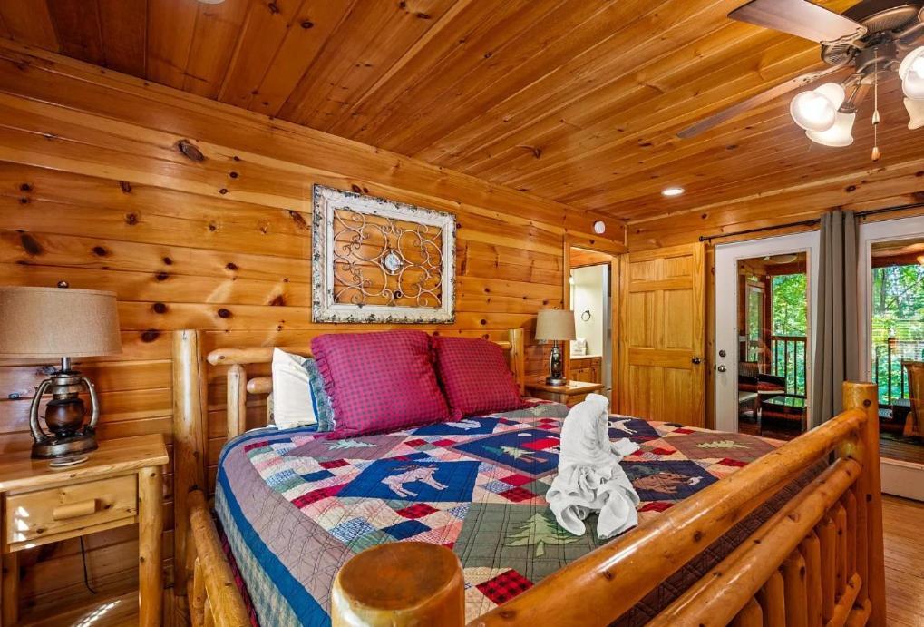 Holiday home 3 Bedroom Near Arts And Crafts District- Hot Tub On A Screened In Porch! *